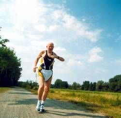 Alter Mann beim Langlauf