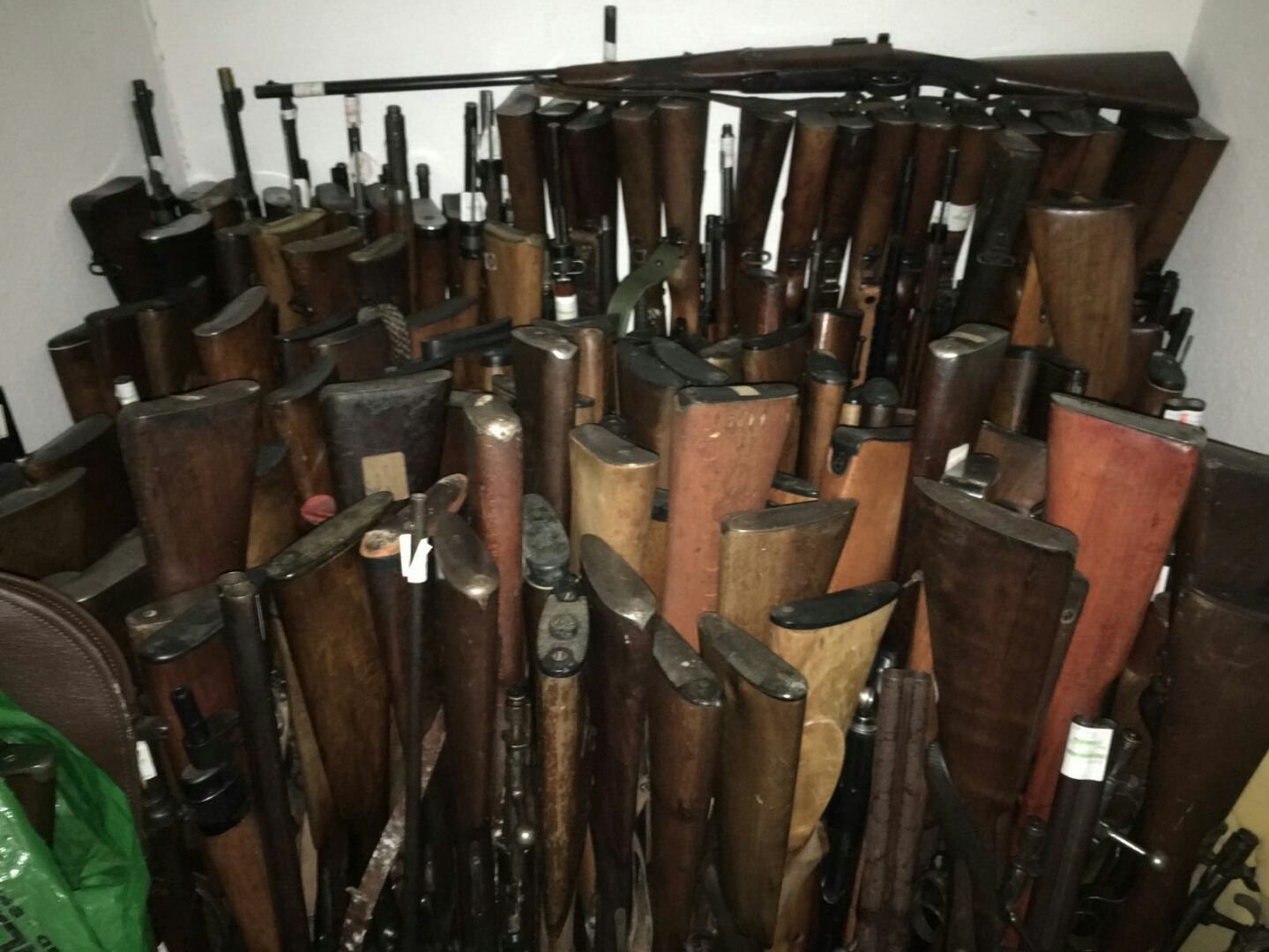 Diese Waffen fanden die Beamten auf dem Dachboden des Beschuldigten.
