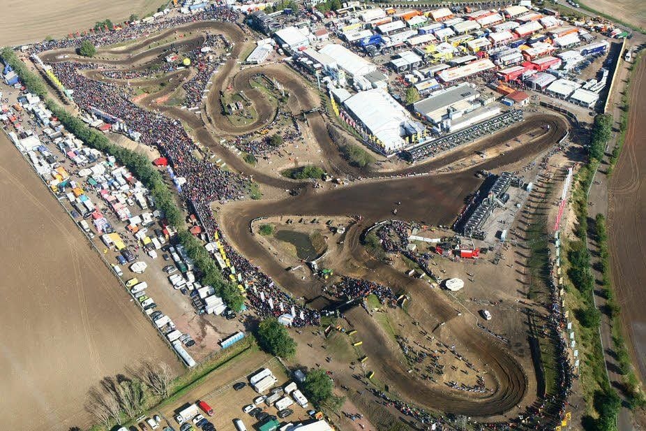 Der Blick auf die Motorcross-Strecke aus der Vogelperspektive.