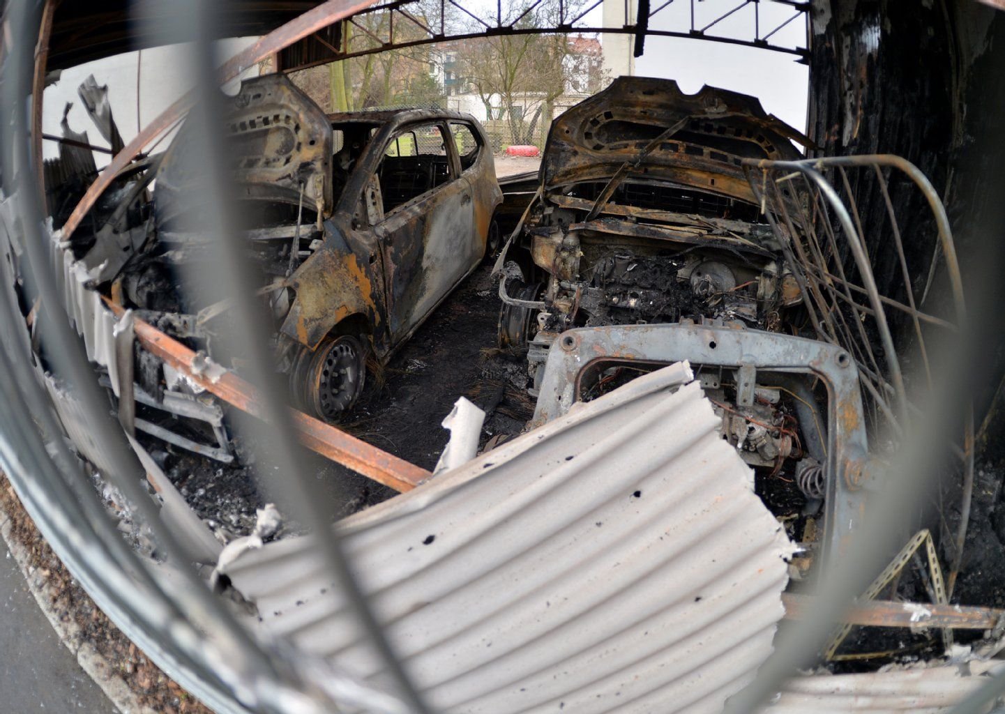 Das Carport und die drei Wagen sind in der Nacht durch das Feuer komplett zerstört worden. Der Schaden wird auf 100.000 Euro geschätzt, die Ermittler vermuten Brandstiftung.