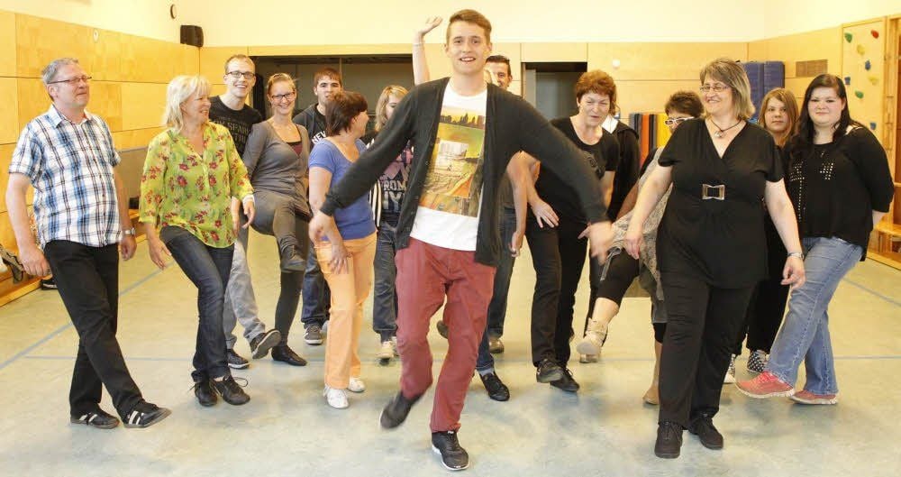 Mathias Pflug (vorn) bei einem Tanz-Treff in der Thomas-Müntzer-Schule Eisleben.