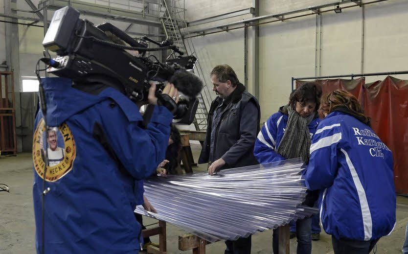 In der Endmontagehalle der Schiffswerft packten die Karnevalisten kräftig zu.