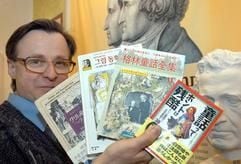 Bernhard Lauer vom Kasseler Brüder Grimm-Museum präsentiert asiatische Ausgaben der Grimmschen Märchen. (Foto: dpa)