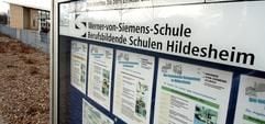 Informationstafel am Gelände der Werner-von-Siemens-Berufsschule in Hildesheim. Gegen elf Schüler der Schule - die gesamte Klasse 03 B - beginnt am Dienstag (25.05.2004) der Prozess vor dem Landgericht in Hildesheim. Die Schüler sollen monatelang einen inzwischen 18 Jahre alten Mitschüler gequält haben. (Foto: dpa)