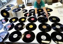 Langspielplatten verschiedener Musikgruppen verpackt Mitarbeiterin Marina Kahlert per Handarbeit in der optimal media production GmbH im mecklenburgischen Röbel (Foto: dpa)