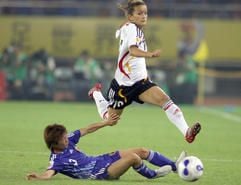 Im Sprung setzt sich die Deutsche Fatmire Bajramaj in dieser Spielszene gegen die Japanerin Yukari Kinka durch. (Foto: dpa)
