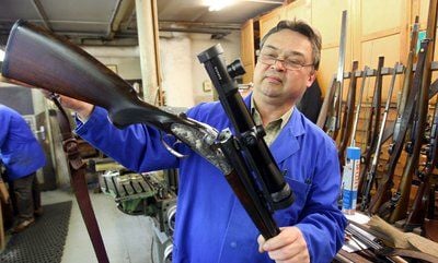 Büchsenmachermeister Günter Weiß begutachtet in seiner Werkstatt in Gardelegen ein Jagdgewehr. (FOTO: DPA)