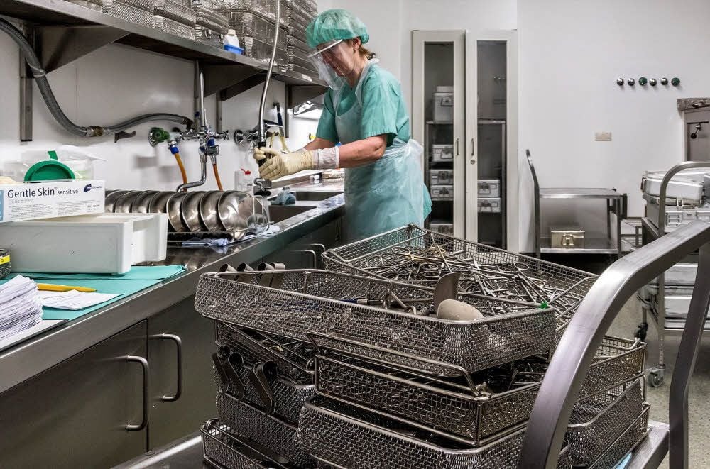 Gabriela Eckardt wäscht das OP-Besteck in einem ersten Schritt mit der Hand. 1,7 Millionen Euro will das Klinikum in den Bereich investieren.