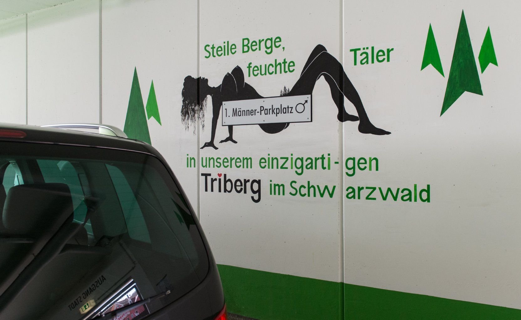 So können Männer in Triberg parken: Die nackte Frau an dem ersten deutschen Männer-Parkplatz stößt nicht überall auf Begeisterung.