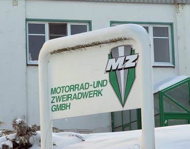 Firmenschild des Motorradbauers MZ in Zschopau.
