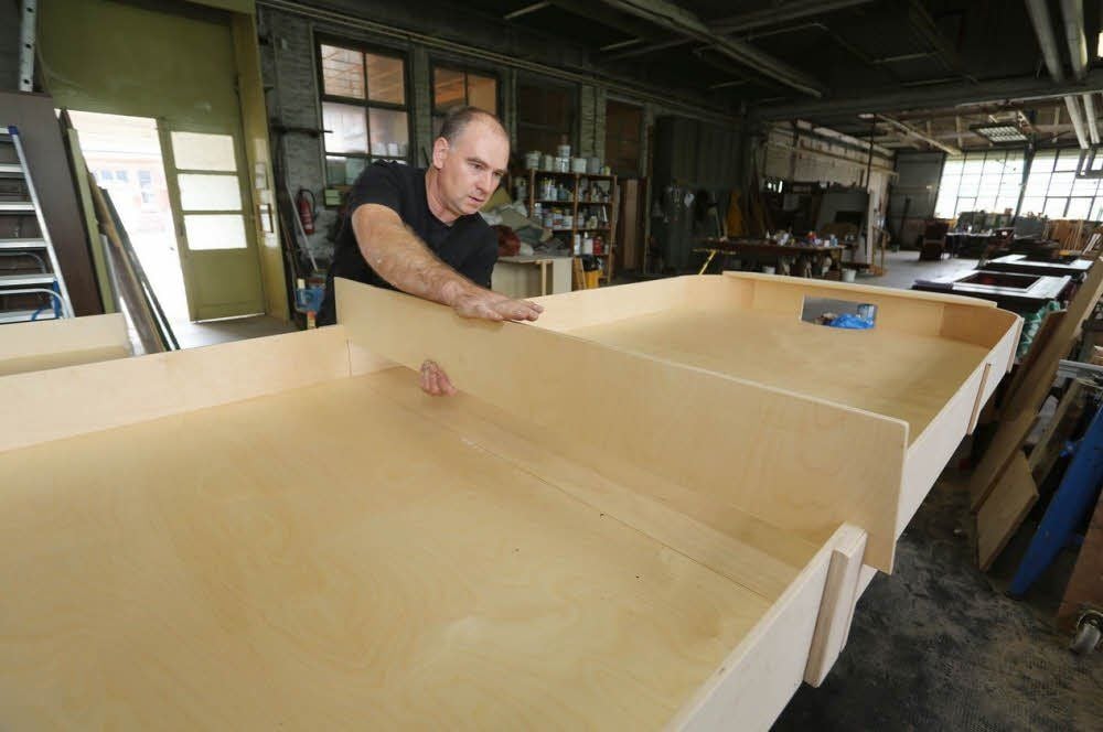 Angefertigt wurde die Platte bei der Bitterfelder S-H Holzbau GmbH. Tischler Andreas Siebert montiert das Mittelbrett.