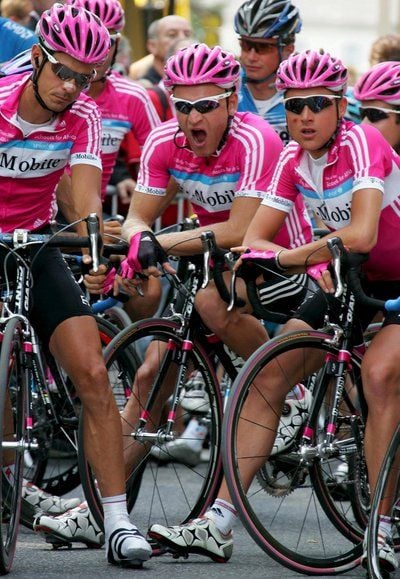 Die deutschen Radprofis (l-r) Andreas Klöden, Matthias Kessler und Patrik Sinkewitz vom Team Telekom warten vor dem Start der 11. Etappe der Tour de France (Archivfoto vom 13.07.2006). (FOTO: DPA)