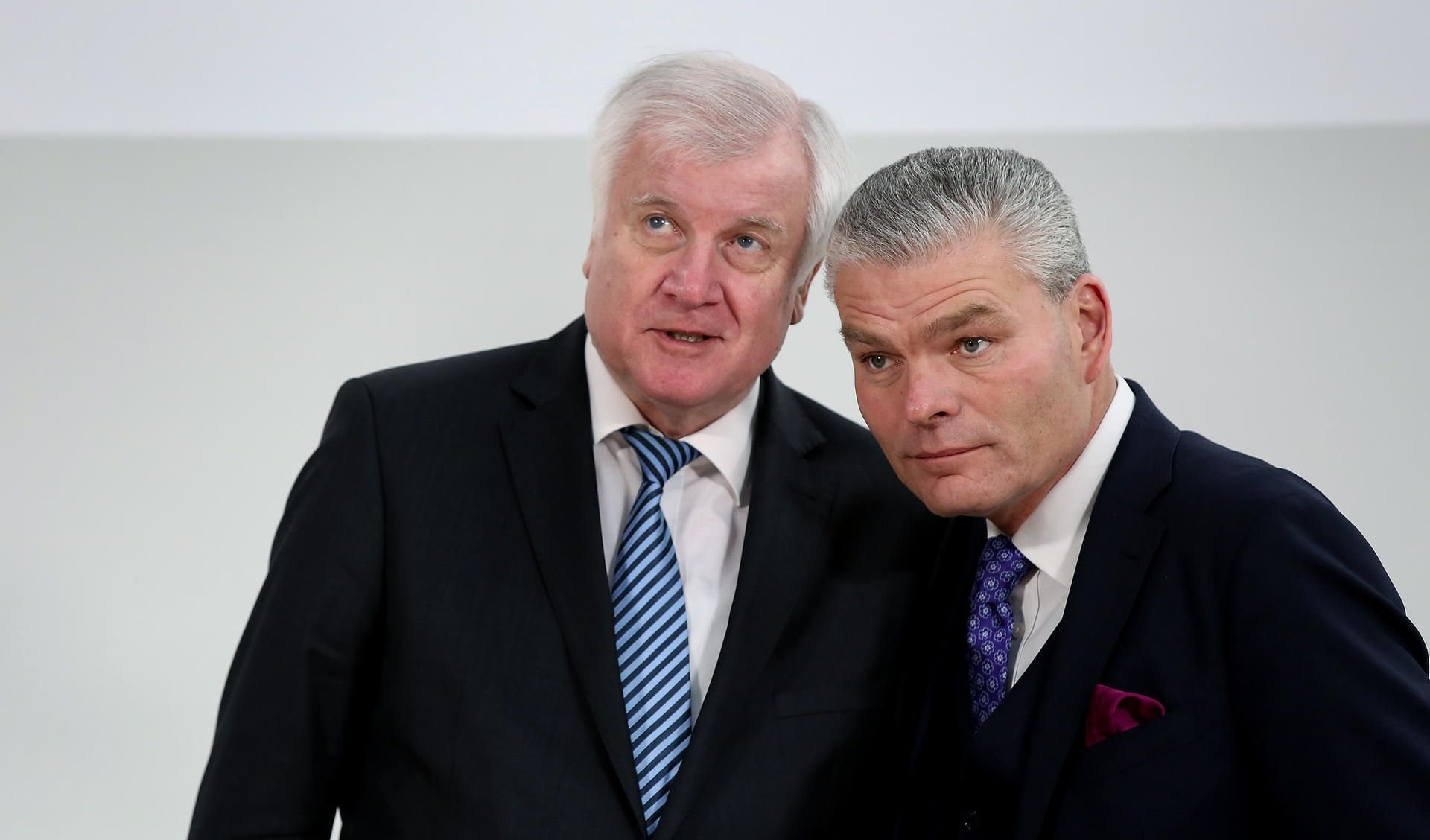 Innenministerkonferenz in Magdeburg: Horst Seehofer (CSU,l.), Bundesminister für Inneres, Heimat und Bau und Holger Stahlknecht (CDU) Innenminister Sachsen-Anhalt, während der Pressekonferenz.