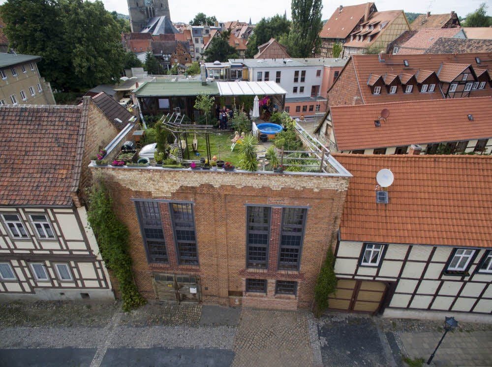 Mitten in Quedlinburg: der Dachgarten von Familie Knackstedt mit Pool, Sandkasten und Kräuterbeet