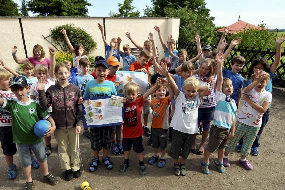 Die Schüler der Grundschule Rehmsdorf haben mit einem Kuchenbasar und Spenden von Schülern und Eltern 400 Euro gesammelt. 200 Euro gehen an das Tierheim Zeitz und 200 Euro gehen an das Sozial- und Heilpädagogische Hilfswerk Zeitz (SHHZ) in der Elsterstraße.