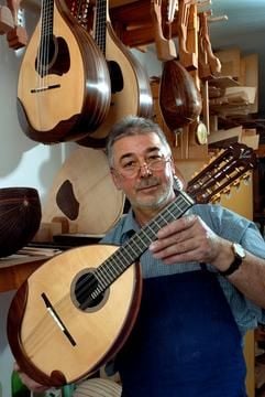 Der Erlbacher Zupfinstrumentenbaumeister Klaus Knorr zeigt eine von ihm neu entwickelte Mandoline "La Gioiosa", für die er den Deutschen Musikinstrumentenpreis 2005 erhält (Archivfoto vom 11.01.2005). Der Preis, der seit 1991 vom Bundeswirtschaftsministerium vergeben wird, geht damit erstmals an einen Mandolinenbauer. Die hochwertigen Solisteninstrumente aus der vogtländischen Meisterwerkstatt, die fast ausschließlich in Handarbeit gefertigt werden, gehören mit ihren aus vielen Einzelteilen bestehenden Korpussegmenten zu den aufwendigsten Zupfinstrumenten. Sie werden bis nach Japan, Australien, Chile, Kanada, die USA sowie in fast alle westeuropäischen Länder verkauft. Der Deutsche Musikinstrumentenpreis wird am 5. April 2005 auf der Internationalen Musikmesse in Frankfurt überreicht. (Foto: dpa)