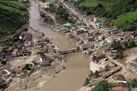 Die Luftaufnahme zeigt Zerstörungen die durch das Hochwasser stark zerstörte Stadt Uniao dos Palmares im Bundesstaat Alagoas in Brasilien. (FOTO: DPA)
