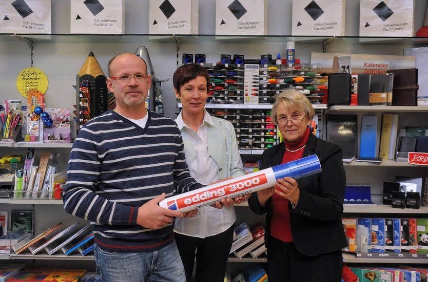 Carola Seele (r.) überreicht ihren Nachfolgern Steffen und Annett Lieske einen symbolischen Stift für ihr neues Unternehmen.