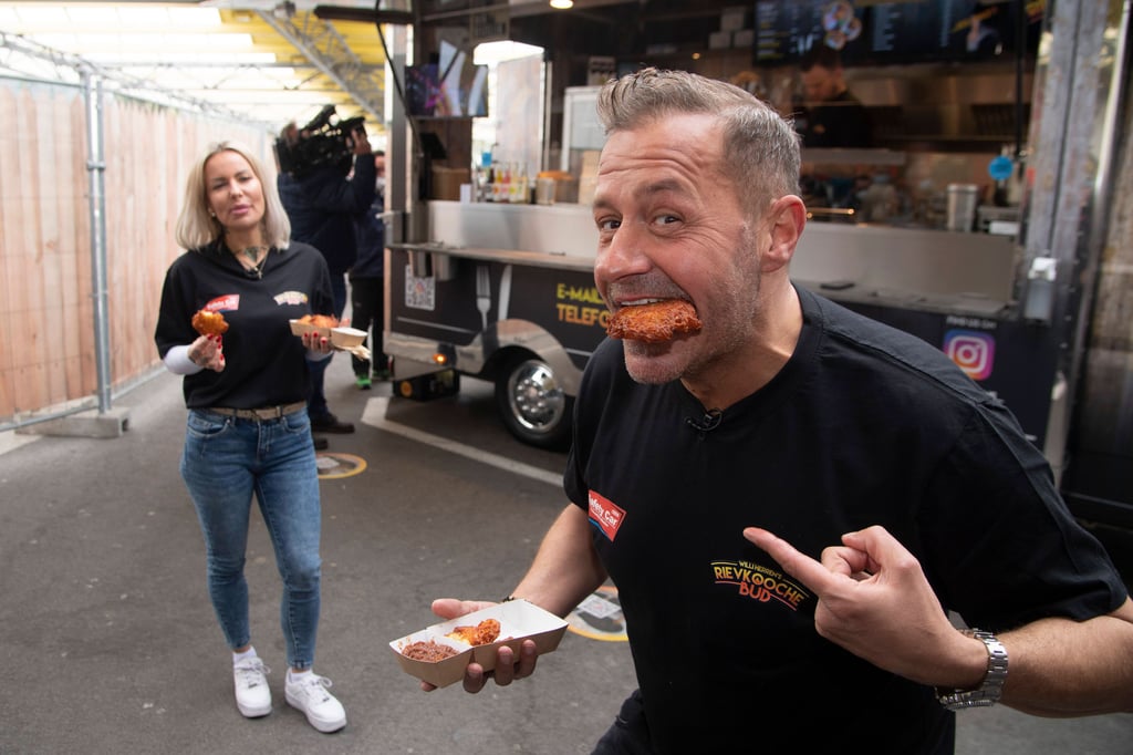 Willi Herren, Schauspieler und Saenger, hier mit Geschaeftspartnerin Desiree Hansen eroeffnete seine Rievkooche Bud, einen Reibekuchen-Imbiss in Frechen erst am 16. April 2021. Archivfoto: