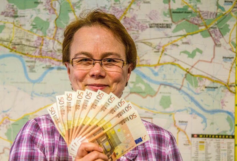 Am 2. Mai 2013 überreichte Susan Fest eine Spende von 500 Euro an Michael Werner vom Internationalen Bund, um familienbildende Maßnahmen zu unterstützen.