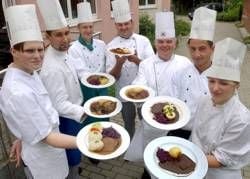 Köche von sieben vogtländischen gastronomischen Einrichtungen präsentieren ihren Sauerbraten (Foto: dpa)