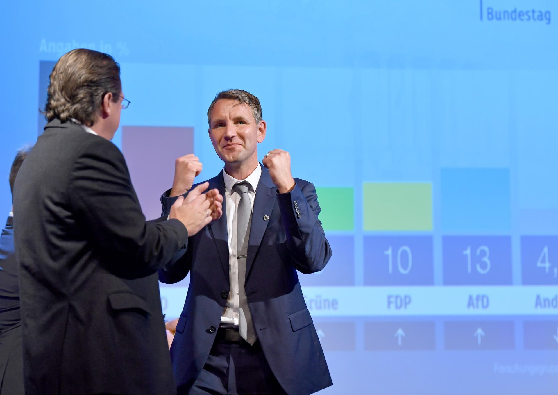 Björn Höcke (r.) jubelt