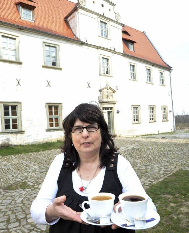 Michaela Rothe hat die Gastronomie im Schloss Plötzkau übernommen und will am 20. April offiziell den Start vollziehen. Sie hofft dann auf viele Neugierige, die sich bei einer Tasse Kaffee ihre Pläne erklären lassen.