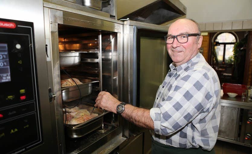 Er ist noch immer der „heimliche Chef“ im Gasthof „Stadt Weißenfels“. Hier kontrolliert Walter Viereckl in der Küche die Schweinshaxen.