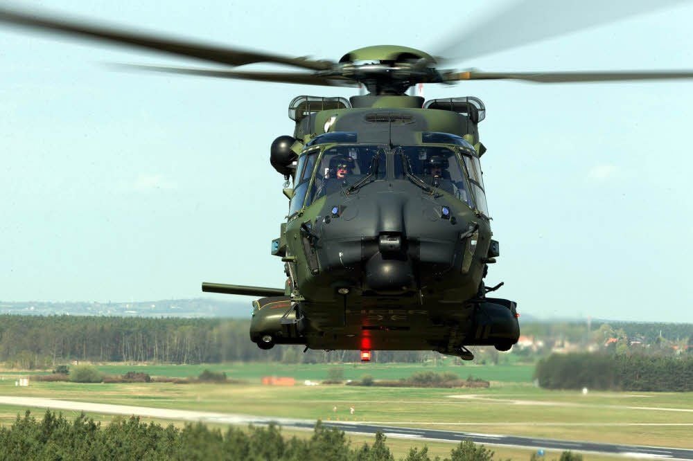 Der Hubschrauber vom Typ NH90 auf seinem letzten Flug über dem Fliegerhorst Holzdorf.