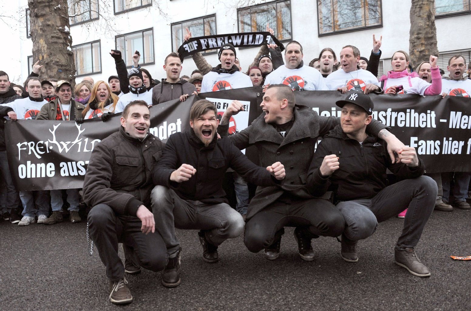 Jonas Notdurfter, Jochen "Zegga" Gargitter, Philipp Burger und Christian "Föhre" Fohrer (l-r) von der Südtiroler Band Frei.Wild und Fans demonstrieren am 21.03.2013 in Berlin vor dem Veranstaltungsort der Echo-Gala. Der Wirbel um Frei.Wild zeigt: Die Frage, ab wann ein Liedtext als rechtsradikal gilt, ist umstritten - und sie erregt die Gemüter.