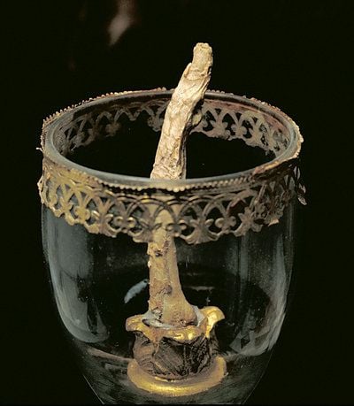 Der Mittelfinger des italinischen Physikers und Mathematikers Galileo Galilei steckt in einem Glas. (FOTO: DPA)