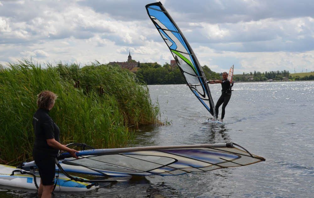 Karla Franke und René Henker aus Quedlinburg surfen auf dem Süßen See.