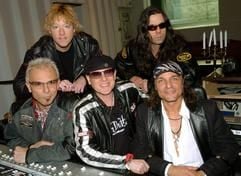 Die Musiker der Rockband "Scorpions" mit Rudolf Schenker (Gitarre - vorne l-r), Klaus Meine (Gesang), Matthias Jabs (Gitarre) und James Kottak (Schlagzeug - hinten l-r) sowie Pawel Maciwoda (Bass) sitzen in einem Aufnahmestudio in Hannover hinter einem Mischpult (Foto vom 15.04.2004). Die Scorpions wollen zurück zur Rockmusik - und zu ihren ursprünglichen Fans. Den Beweis dafür liefert das mittlerweile 20. Scorpions-Album «Unbreakable» (Unzerbrechlich), das am 3. Mai in die Plattenläden kommt. (Foto: dpa)