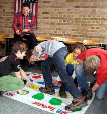 Schüler spielen gemeinsam ein Spiel.