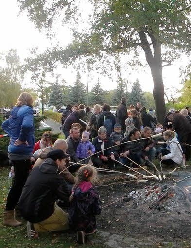 Knüppelkuchen backen - das lieben Kinder wie Eltern. Eine tolle Idee fürs Herbstfest im Jahnpark zum 15-jährigen Bestehen der Tagesstätte.