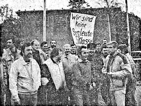 Vor dem Tor der Spatgrube Straßberg machen die Kumpel auf ihre Situation aufmerksam.