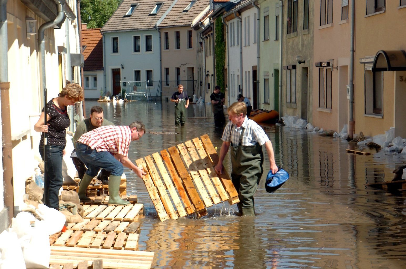 Anwohner der Gartenstraße in der Talstadt in Bernburg behalfen sich am Donnerstagvormittag in der Gartenstraße mit Holzpaletten vor ihren Eingängen.