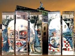 Die am Mittwoch in Berlin von der Internet-Firma eBay herausgegebene Aufnahme zeigt fünf der wertvollsten Segmente der früheren Berliner Mauer in einer Fotomontage vor dem Brandenburger Tor. Am Donnerstag (13.12.2001) werden diese Teile über eBay in den USA und Deutschland versteigert; der Gesamtschätzwert der fünf Segmente liegt bei über 800.000 Euro. Die zehntägige Internet-Auktion beginnt nach Angaben von eBay mit einem Startpreis von 500.000 US-Dollar. Interessenten können die Online-Auktion unter www.ebay.de vom 13. bis 22. Dezember 2002 mit verfolgen. (Foto: dpa)