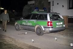 Markierungen der Spurensicherung befinden sich am Mittwoch (24.09.2003) vor einem Streifenwagen der niedersächsischen Polizei mit beschädigter Heckscheibe in Mellendorf. Ein 40 Jahre alter Randalierer ist in dem Ort bei Hannover von einem Polizisten erschossen worden. Der Mann hatte einen Polizeibeamten am Mittwochabend zuvor erheblich verletzt. Erst nach mehreren Warnschüssen wurde er überwältigt. Wie die Polizei mitteilte, starb der Angeschossene im Krankenhaus. Zuvor hatte er seinen Wagen gegen einen Baum gefahren, Autos - unter anderem das Polizeiauto - beschädigt und mehrere Menschen wahllos attackiert. Warum der vermutlich verwirrte Mann randalierte, war zunächst noch unklar. (Foto: dpa)