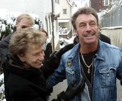Der ehemalige Box-Europameister Rene Weller wird am Freitag (31.01.2003) vor der Vollzugsanstalt in Calw von seiner Tochter Kim begrüßt. Er wurde nach viereinhalbjähriger Haft vorzeitig aus dem Gefängnis entlassen. Weller war im Juli 1999 wegen Drogenhandels, Hehlerei und Verstoßes gegen das Waffengesetz zu sieben Jahren Haft verurteilt worden. (Foto: dpa)