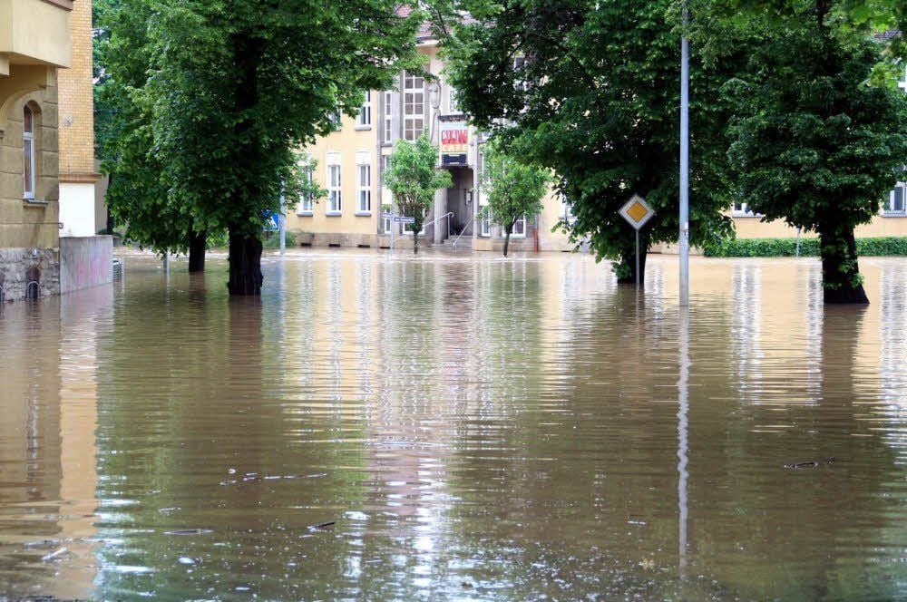 Blick in die Freiligrathstraße in Zeitz. Hier kann im Moment wenig getan werden, Helfer werden in den Notunterkünften benötigt.