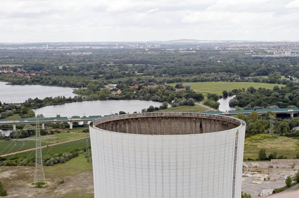 Wo sonst eine mächtige Dampfsäule aufsteigt, ist noch bis kommenden Samstag nichts zu sehen. Wegen einer Revision steht das Kraftwerk Schkopau derzeit völlig still.