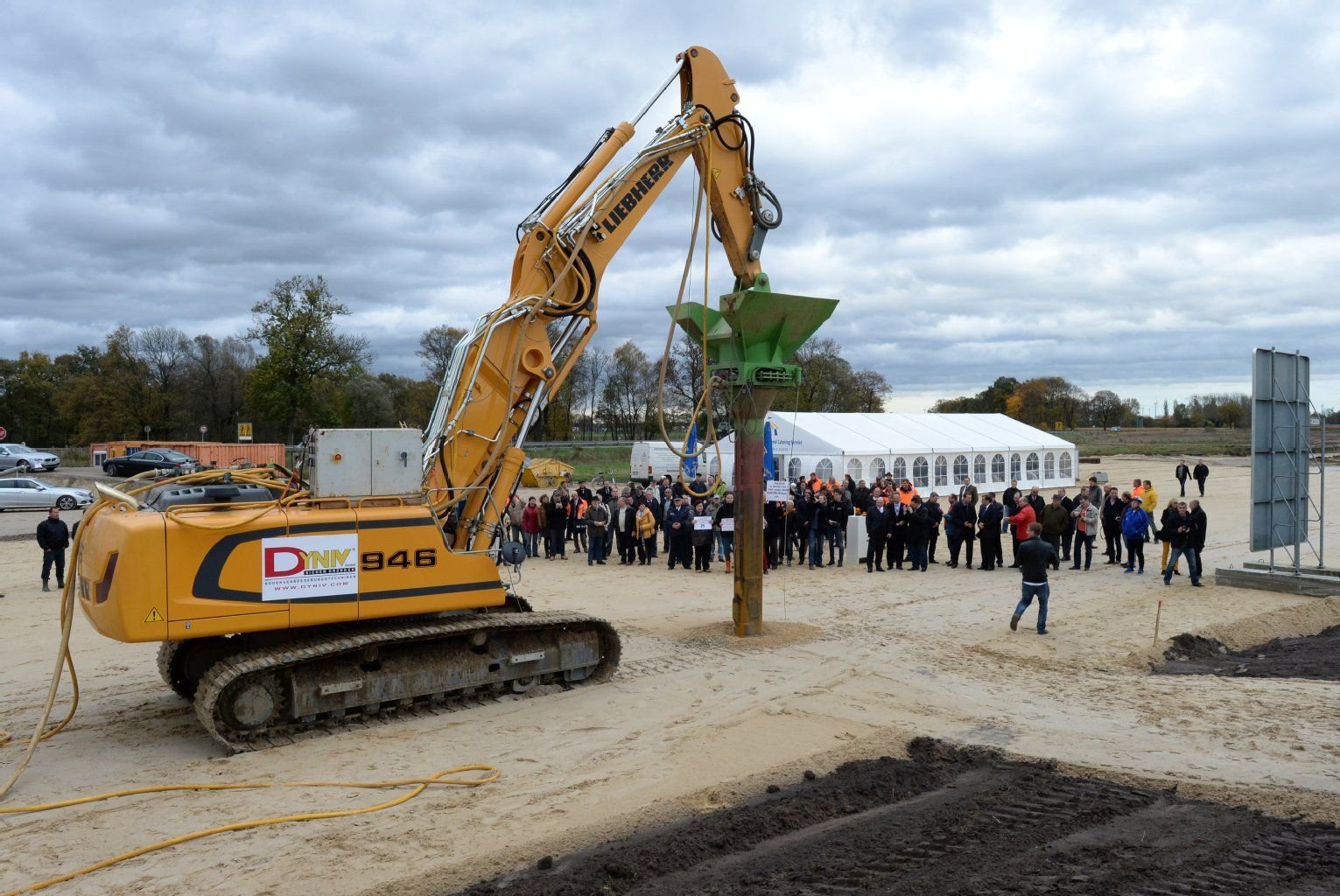 Eine Baumaschine setzt nahe der Gemeinde Karstädt (Brandenburg) symbolisch den ersten Spatenstich für den Neubau der Autobahn 14 durch die Prignitz.