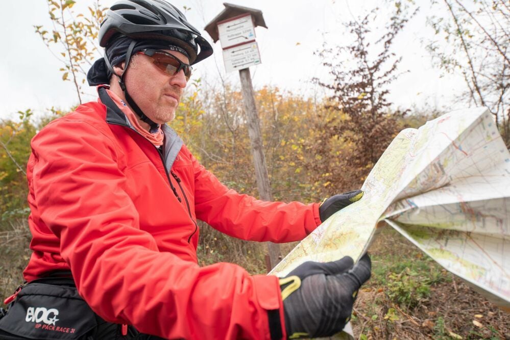 Digitale oder analoge Planung? Beides! Zu den auf der Karte verzeichneten Fahrradtouren lassen sich die digitalen Strecken für Navigationsgeräte herunterladen.