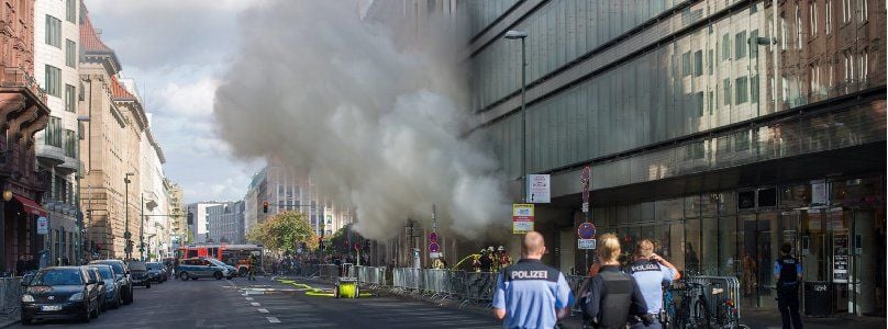 Rauch strömt am 25.09.2015 in der Französischen Straße Berlin aus dem Kaufhaus Lafayette. Der Alarm wurde nach Angaben des Lagezentrums durch die Rauchmelder im Haus ausgelöst.