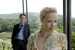 Robert Fabry (August Diehl) und Carolin Winter (Katja Riemann) genießen im neuen Kinofilm «Ich bin die Andere» den Ausblick (undatiertes Szenenfoto). (Foto: dpa)