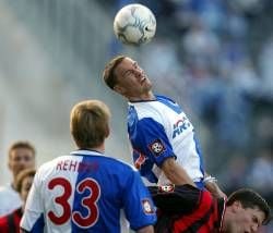 Der Berliner Andreas Schmidt (M) beim Kopfball