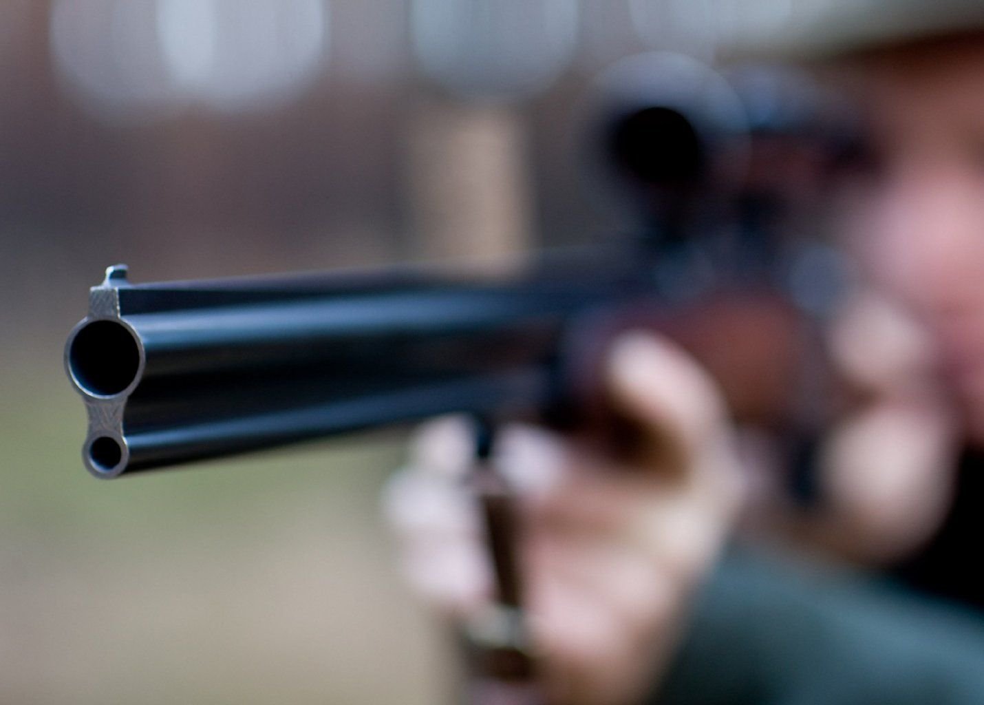 Ein Mann zielt mit seinem Jagdgewehr.