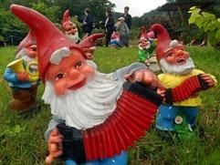 Musikalische Gartenzwerge stehen auf einer Rasenfläche im Zwergenpark in Trusetal. (Foto: dpa)