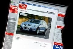 Im Internet schaut sich am Samstag (24.09.2005) in Hamburg eine junge Frau eine Studie des so genannten VW Golf SUV an (auto motor sport). (Foto: dpa)